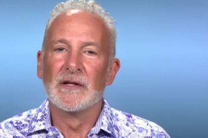 No compren dólares porque van a caer, la advertencia de Peter Schiff a los inversionistas