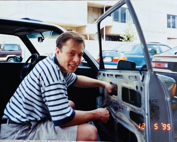 Elon Musk arreglando un carro