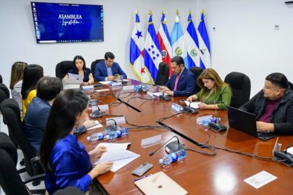 El Salvador acelera su ley de bancos para incorporar servicios con bitcoin